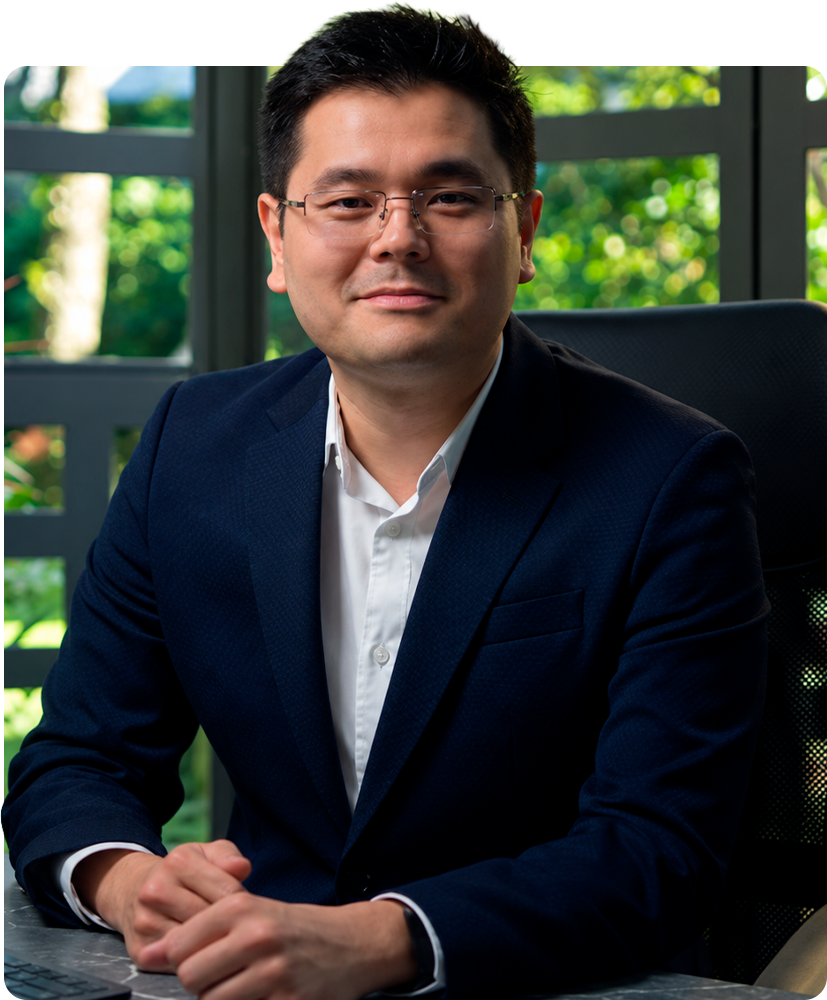 Retrato do Dr. Lucas Kenji Sakai em seu consultório